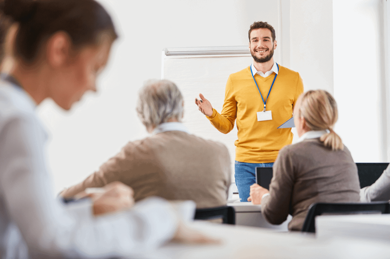 Referent am Flipchart Referent spricht vor Teilnehmern an einem Flipchart – Symbolbild für das deutschlandweite Netzwerk an erfahrenen Dozenten
