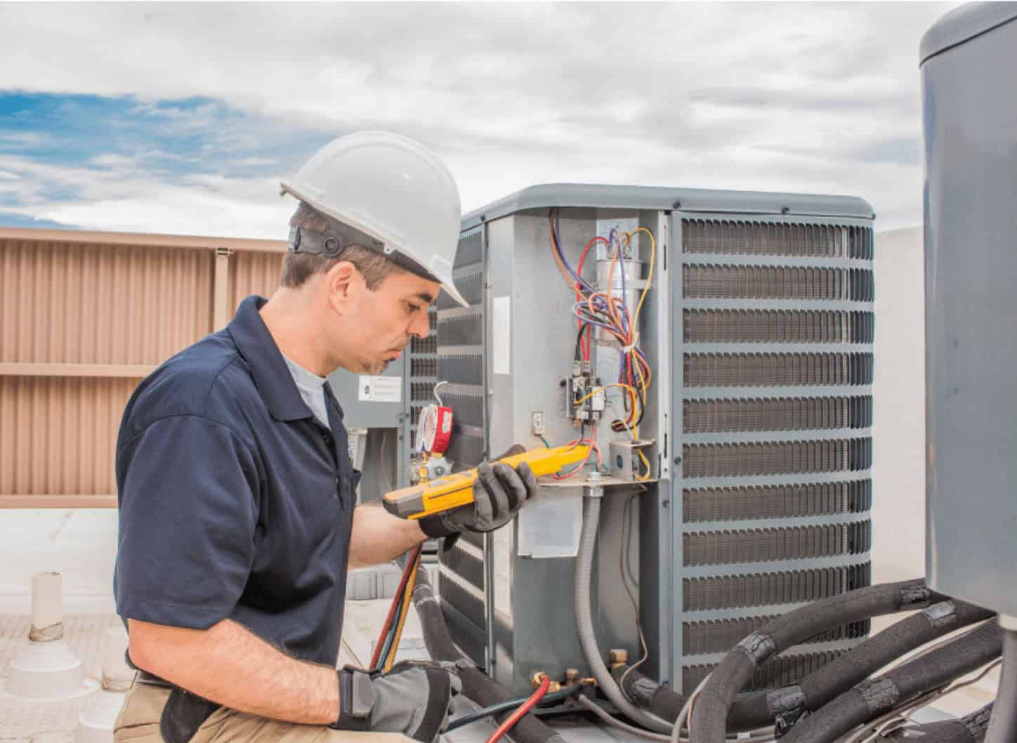 Techniker bei Wartung einer Wärmepumpe – Seminar zum Kälteschein für den sicheren Umgang mit Kältemitteln