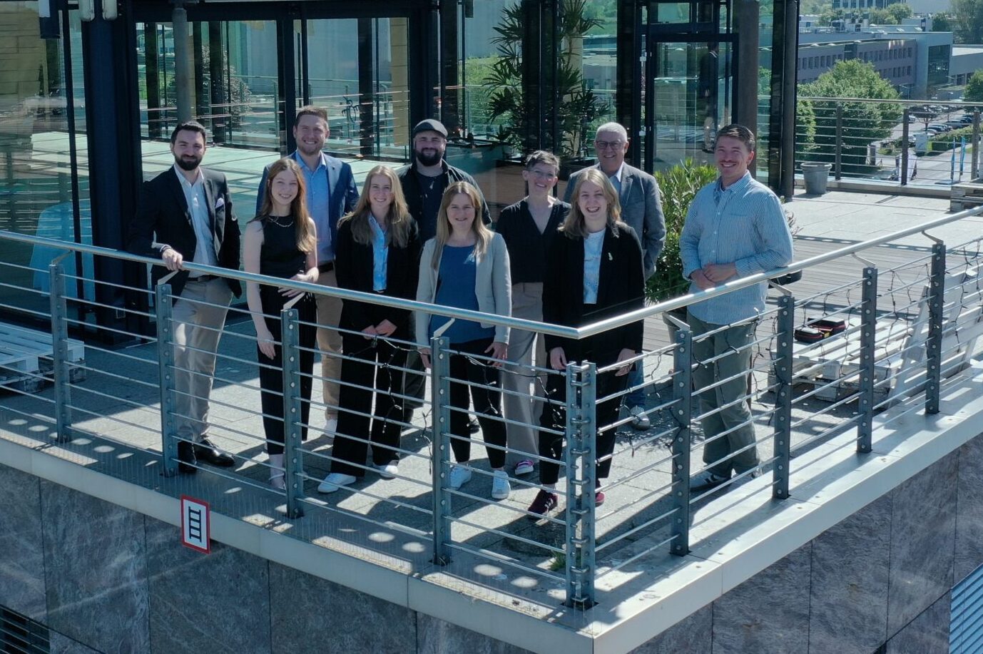 Campus-EW Team auf dem Dach Gruppe von Studierenden und Dozenten auf dem Dach des Campus-EW.